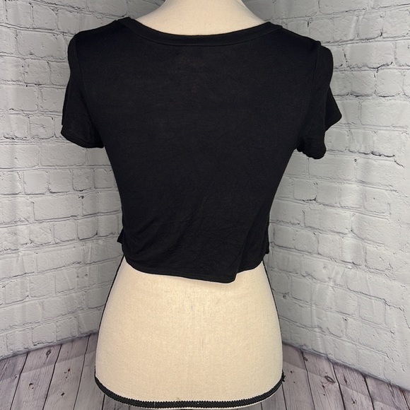 M & M Black crop top with ability to Front tie and Beautiful print - Picture 6 of 9